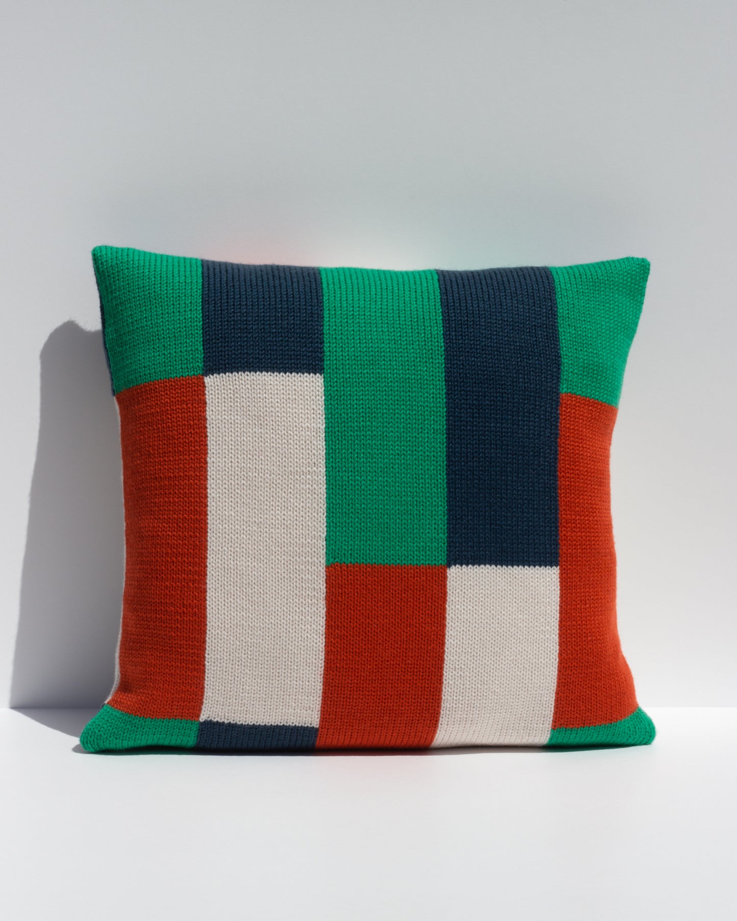 Margot & Me | Home Collection 2020 | Strickkissen Anni aus Merinowolle 35x35cm |Â RĂĽckseite