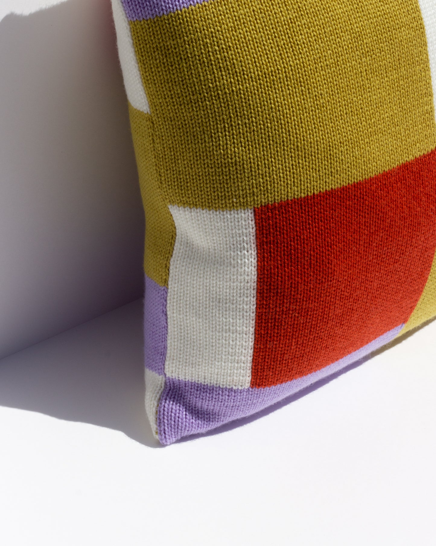Margot & Me | Home Collection 2020 | Strickkissen Blocks aus Merinowolle 35x35cm |Â Detail
