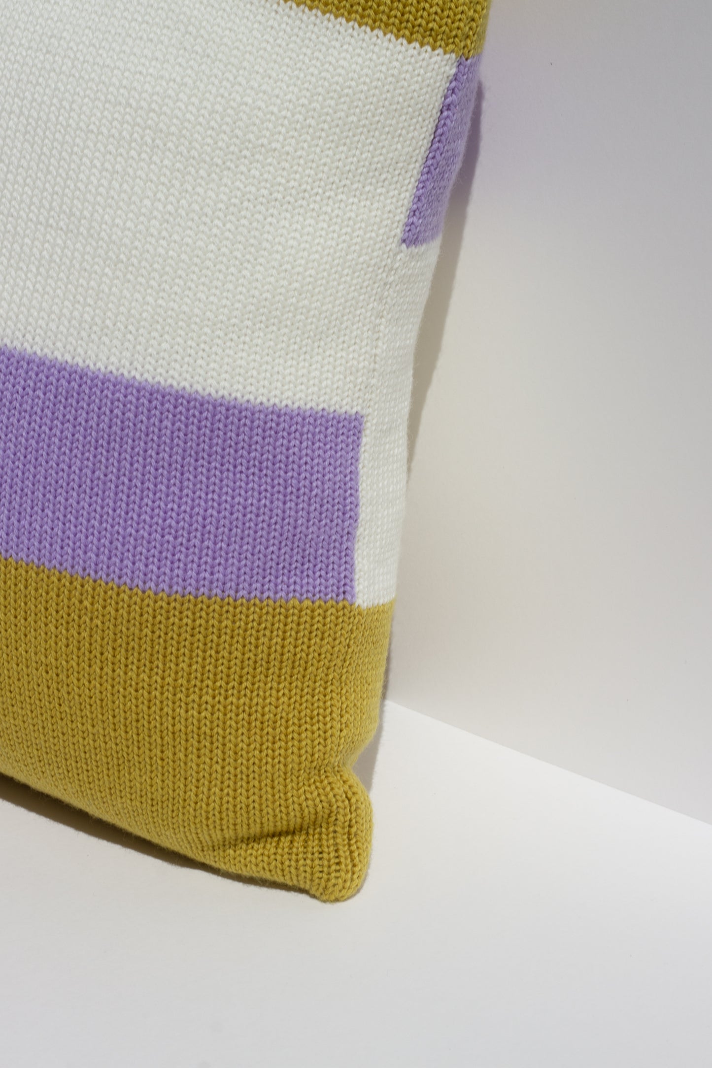 Margot & Me | Home Collection 2020 | Strickkissen Blocks aus Merinowolle 35x35cm |Â Detail