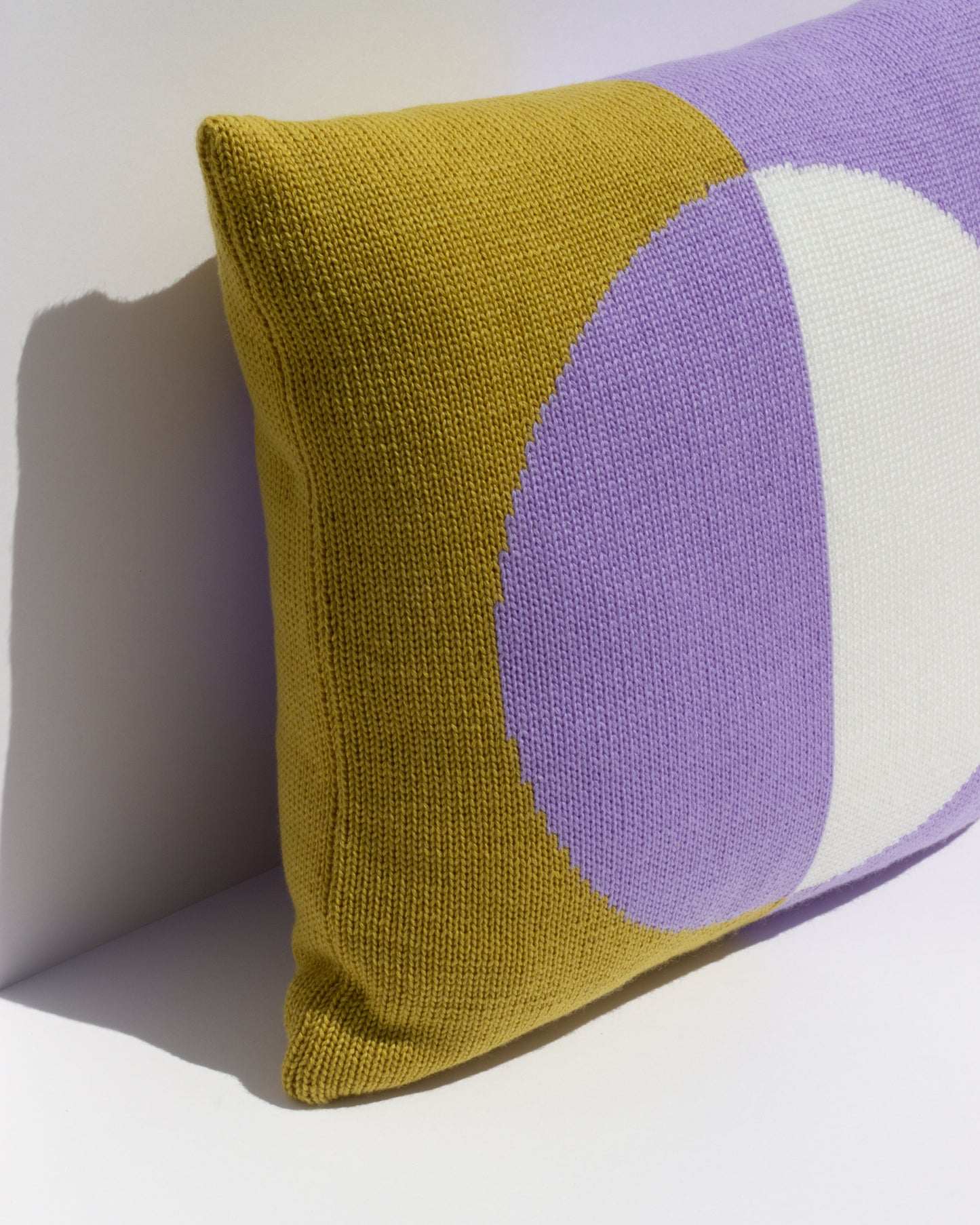 Margot & Me | Home Collection 2020 | Strickkissen Eclipse aus Merinowolle 35x35cm |Â Detail