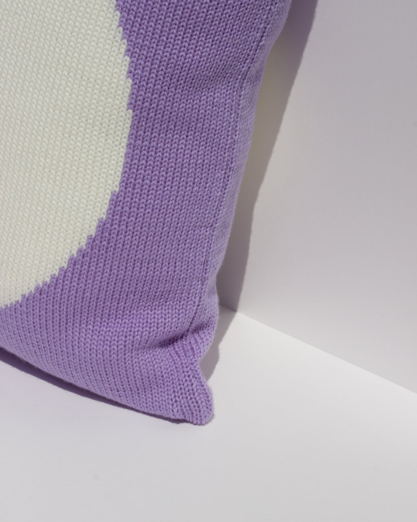 Margot & Me | Home Collection 2020 | Strickkissen Eclipse aus Merinowolle 35x35cm |Â Detail