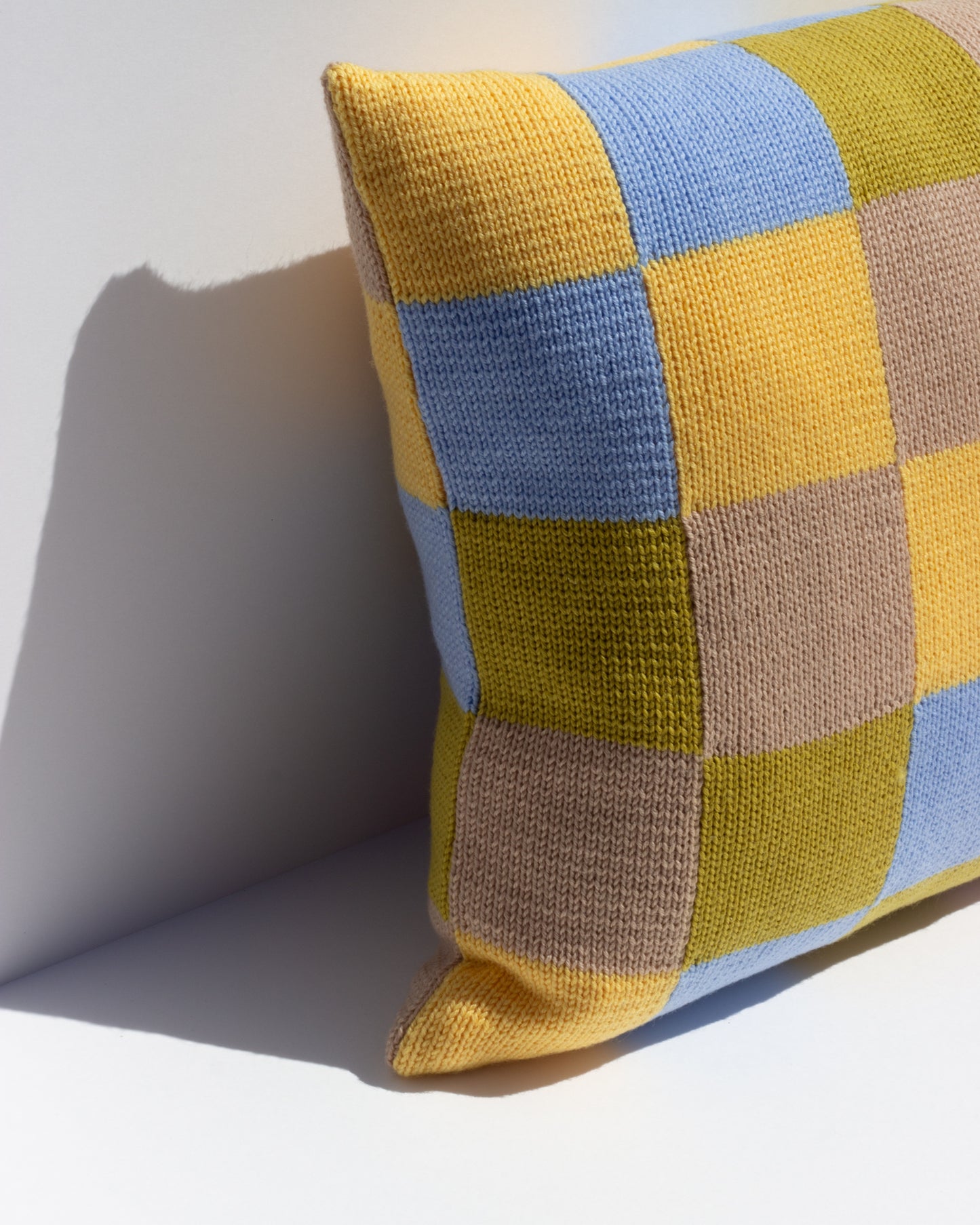 Margot & Me | Home Collection 2020 | Strickkissen Harmony aus Merinowolle 35x35cm |Â Detail