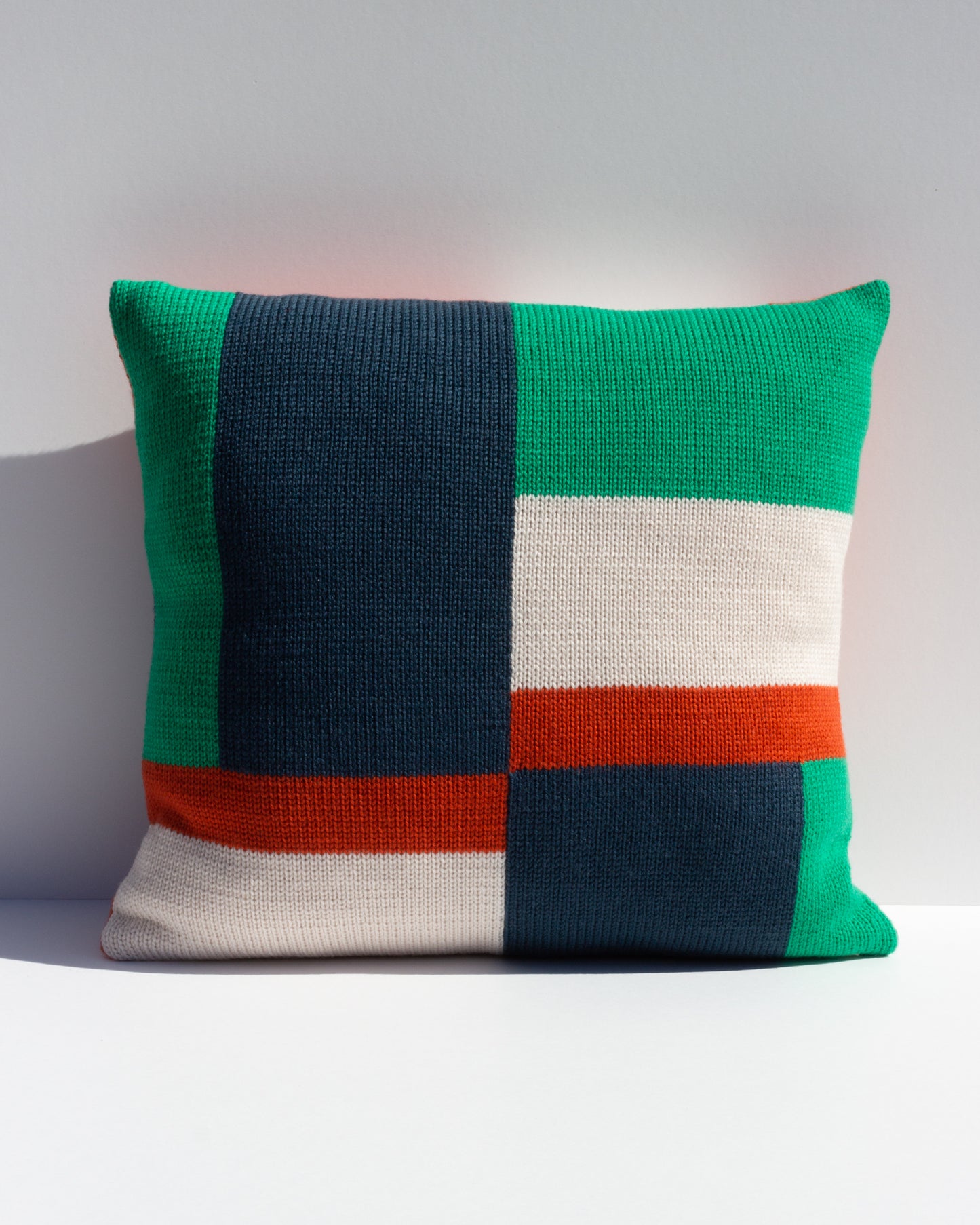 Margot & Me | Home Collection 2020 | Strickkissen Max aus Merinowolle 35x35cm |Â RĂĽckseite