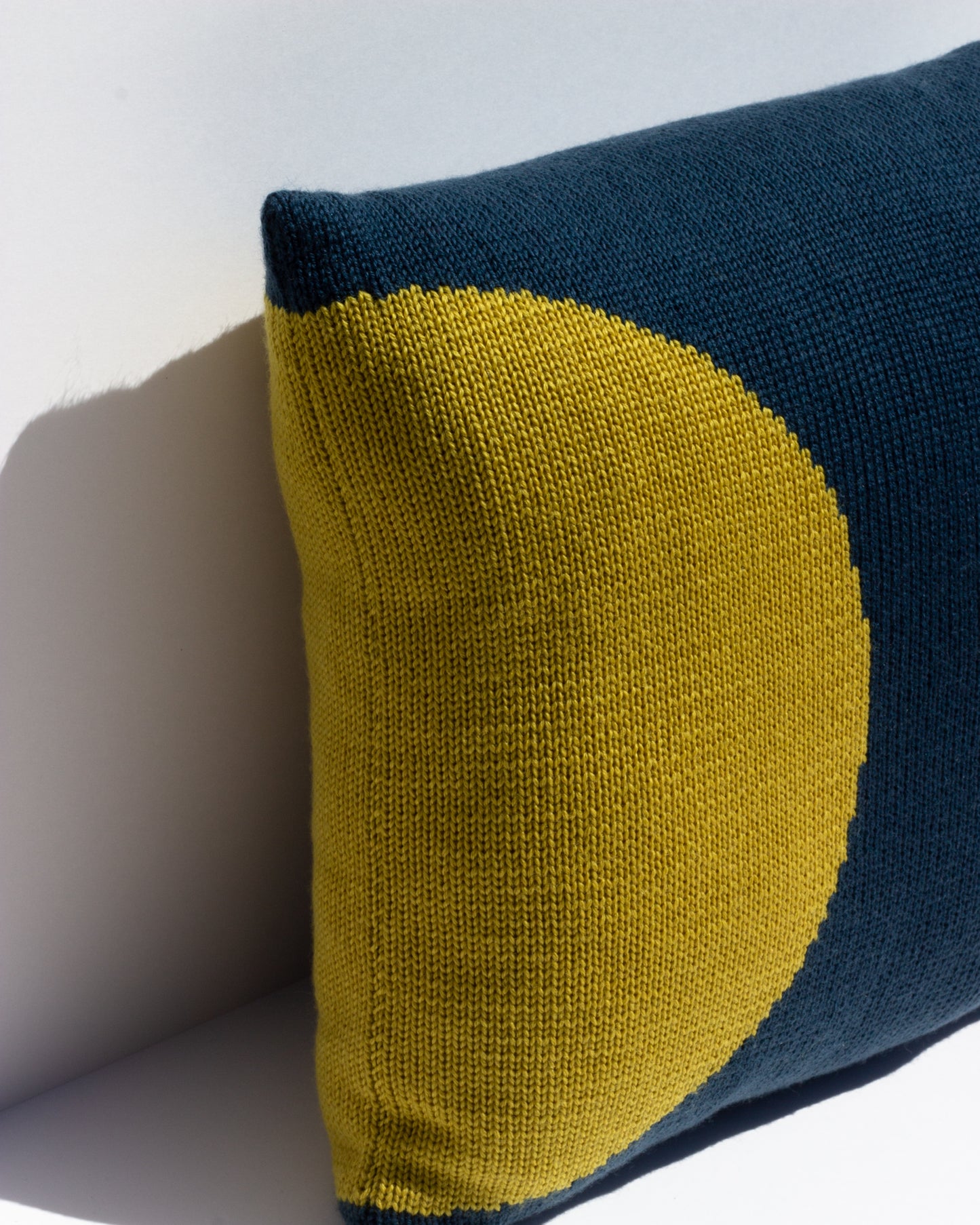Margot & Me | Home Collection 2020 | Strickkissen Midnight aus Merinowolle 35x35cm |Â Detail