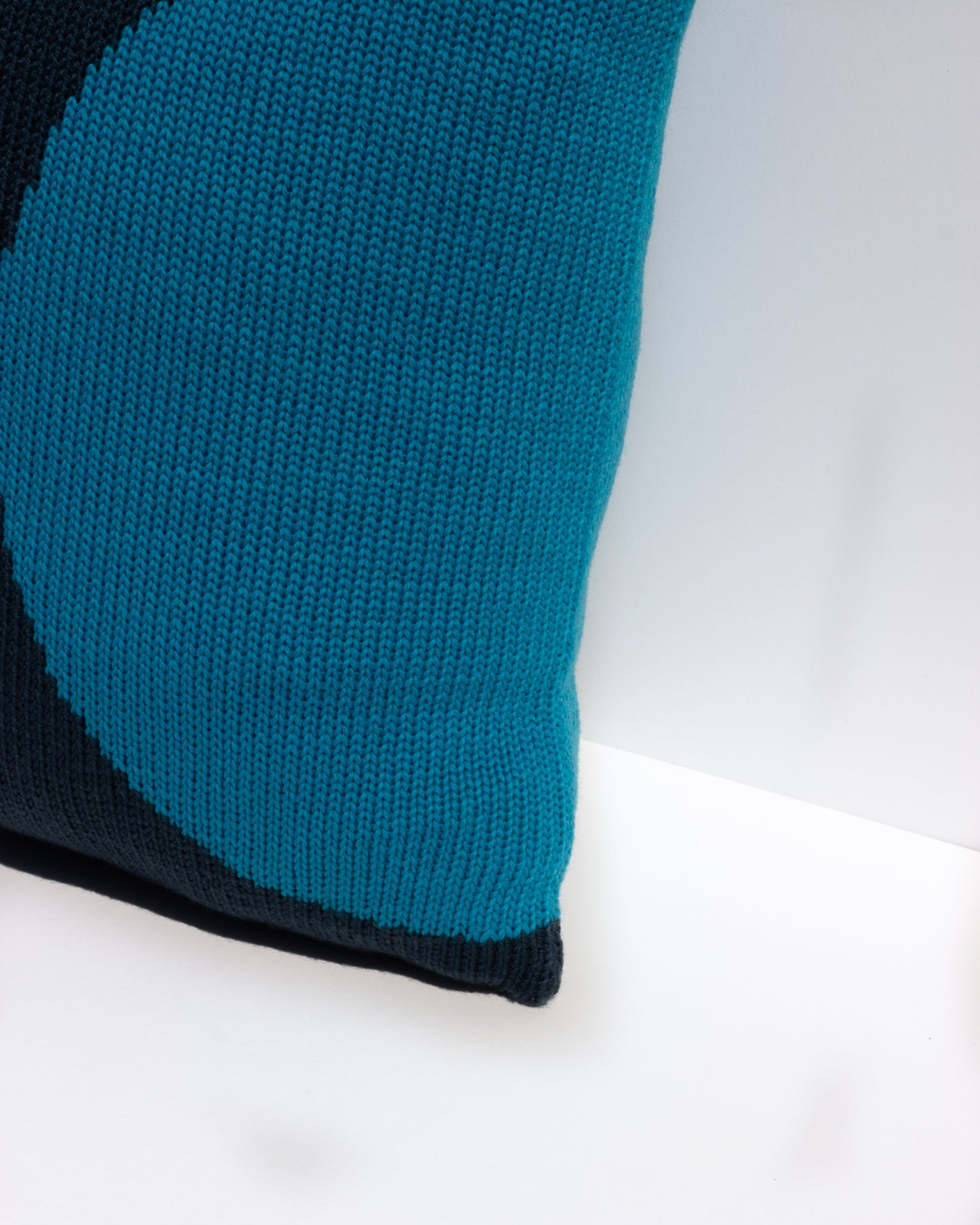Margot & Me | Home Collection 2020 | Strickkissen Midnight aus Merinowolle 35x35cm |Â Detail