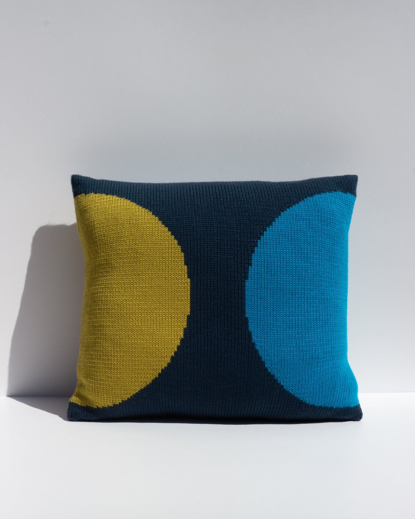 Margot & Me | Home Collection 2020 | Strickkissen Midnight aus Merinowolle 35x35cm |Â Vorderseite