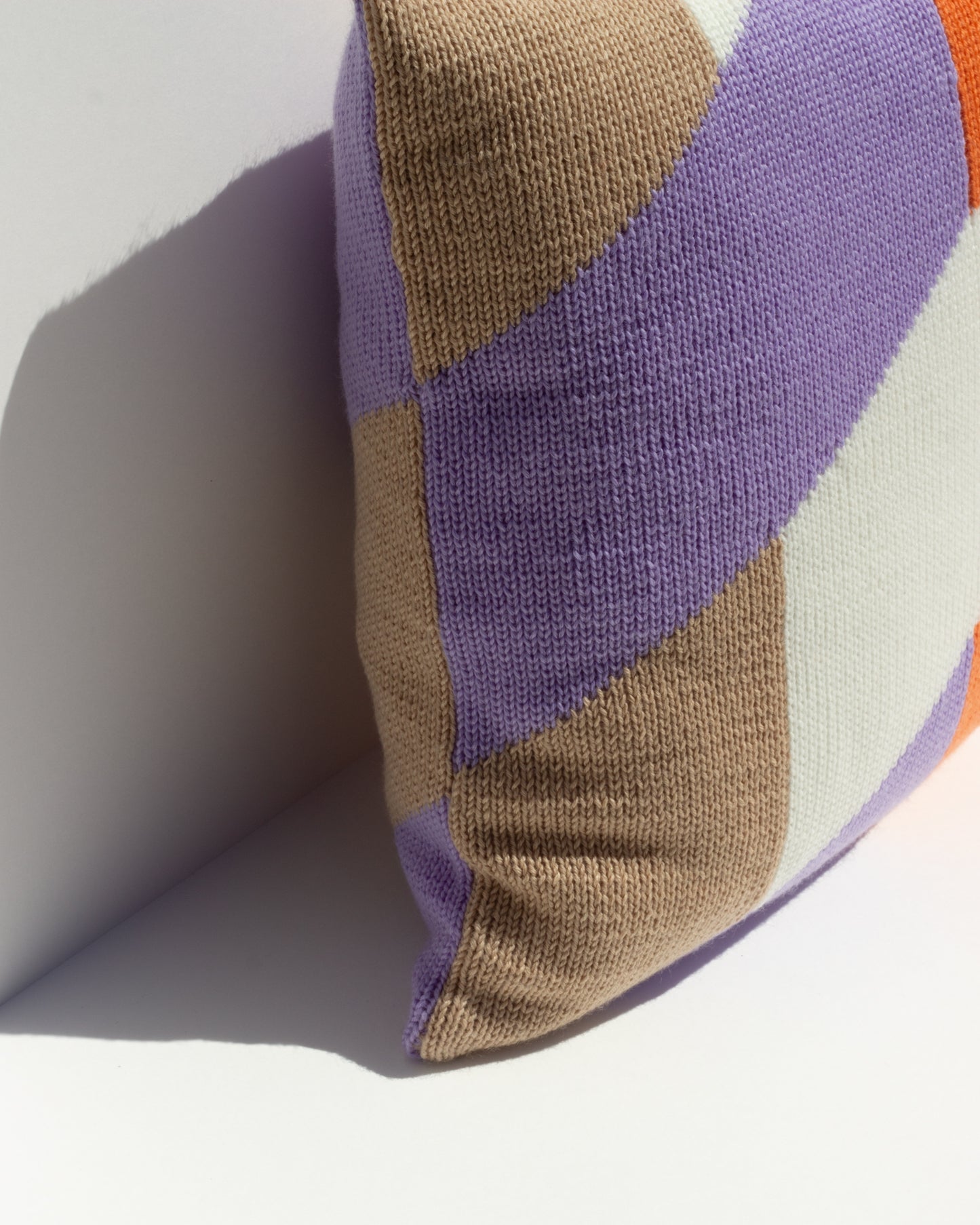 Margot & Me | Home Collection 2020 | Strickkissen Shade aus Merinowolle 35x35cm |Â Detail