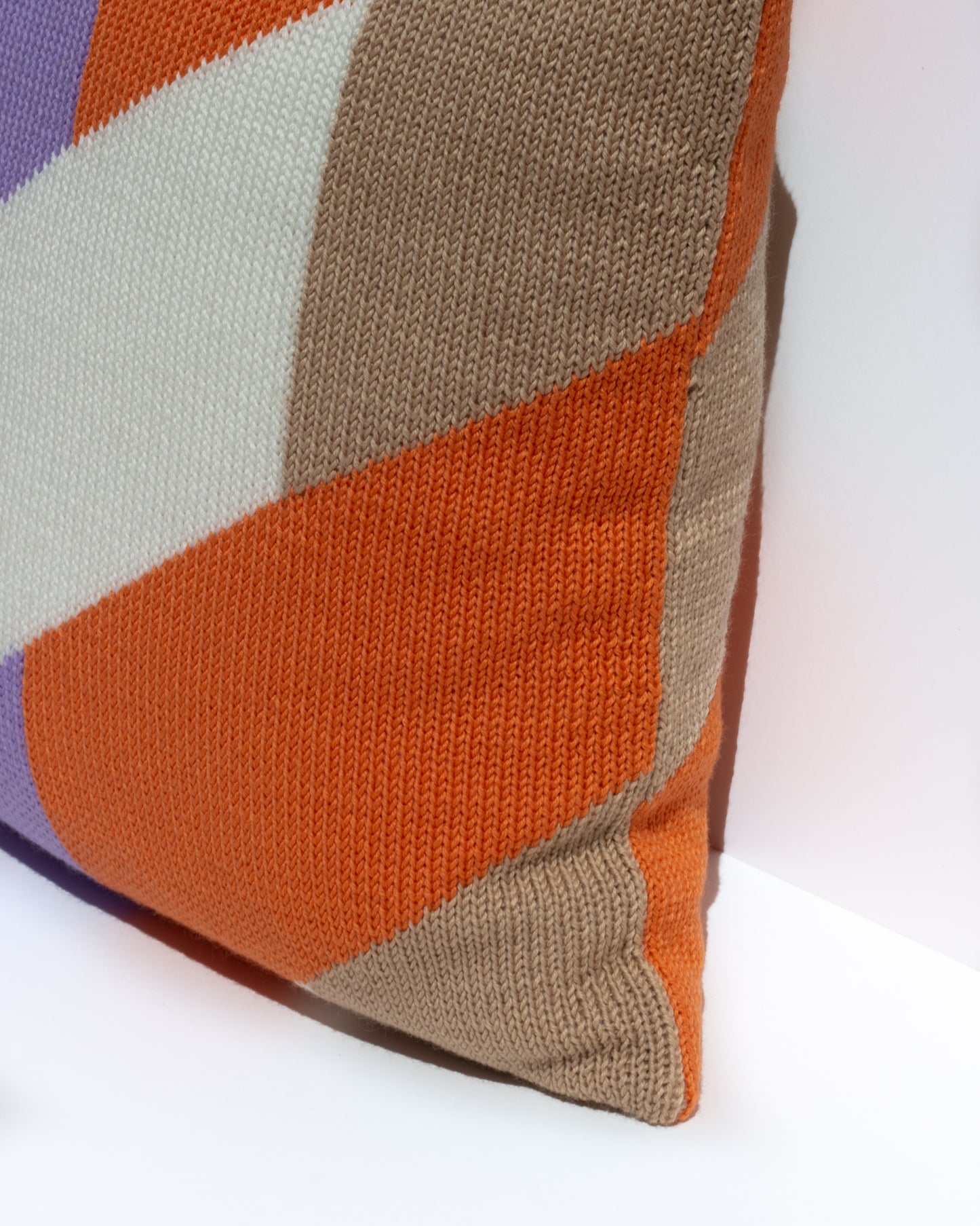 Margot & Me | Home Collection 2020 | Strickkissen Shade aus Merinowolle 35x35cm |Â Detail