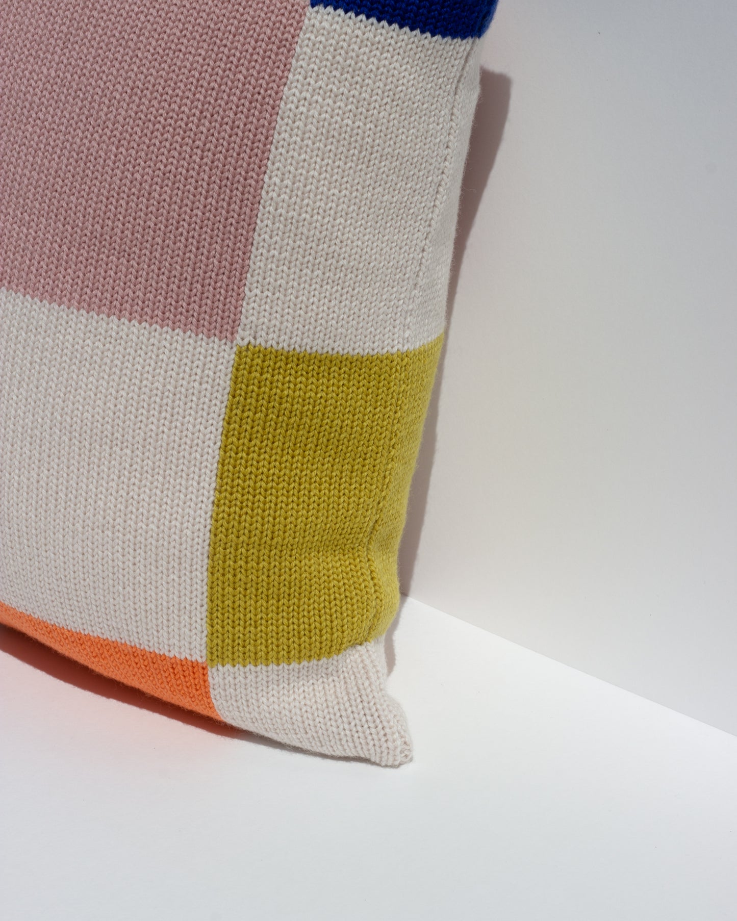 Margot & Me | Home Collection 2020 | Strickkissen Sonia aus Merinowolle 35x35cm | Detail