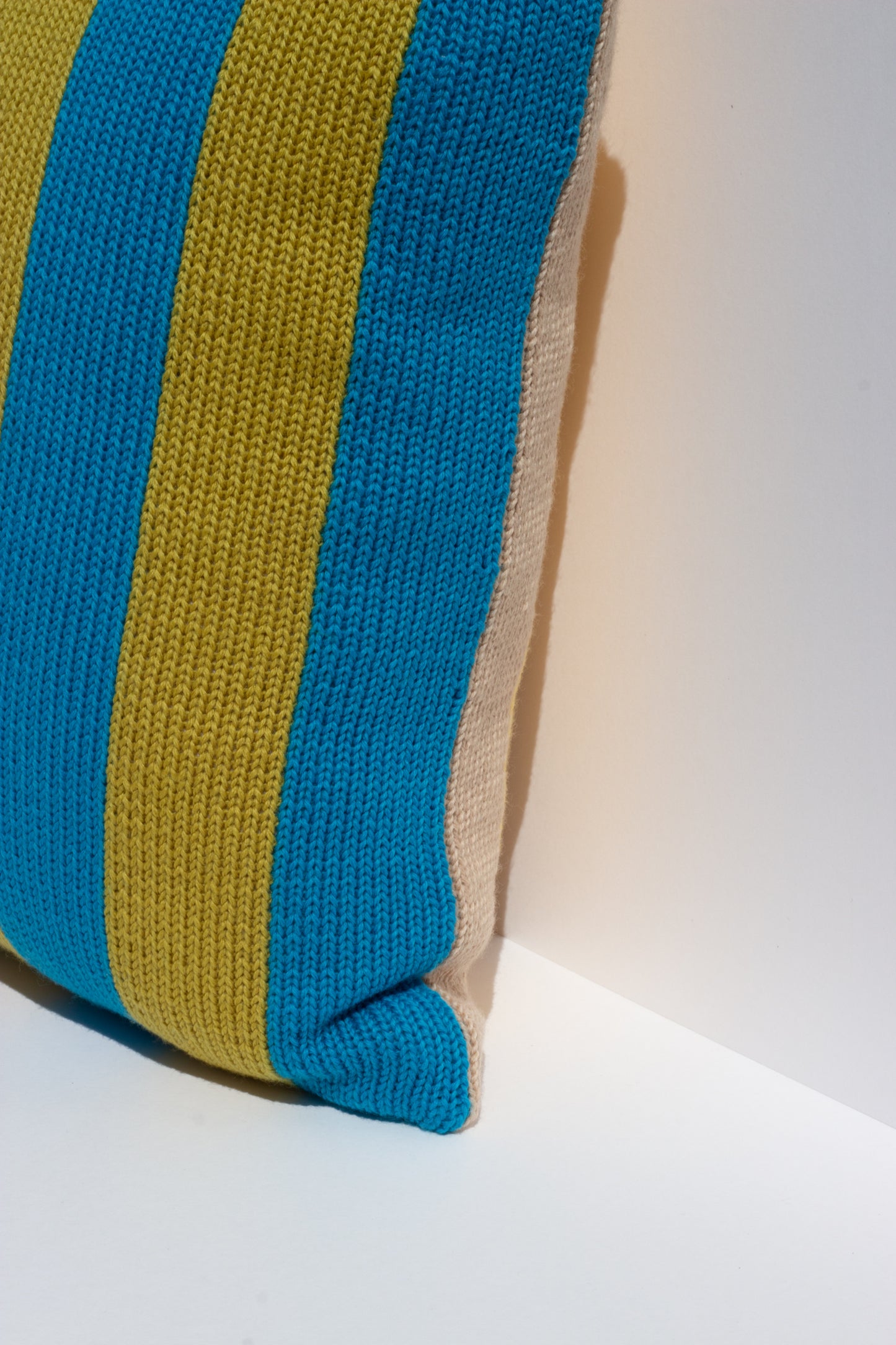 Margot & Me | Home Collection 2020 | Strickkissen Stripes aus Merinowolle 35x35cm |Â Detail