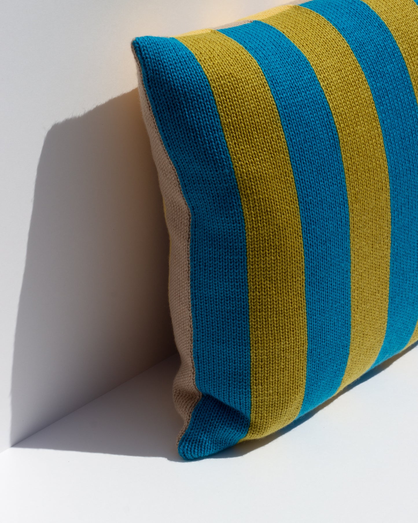 Margot & Me | Home Collection 2020 | Strickkissen Stripes aus Merinowolle 35x35cm |Â Detail