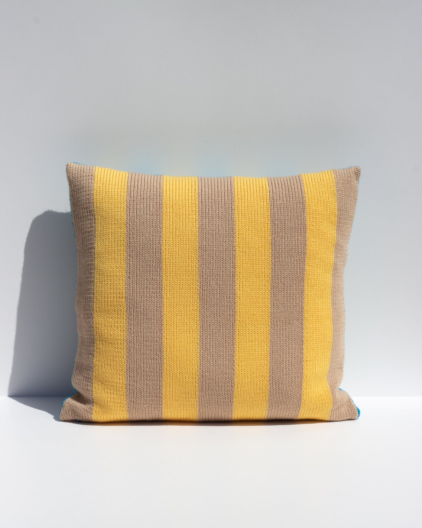 Margot & Me | Home Collection 2020 | Strickkissen Stripes aus Merinowolle 35x35cm | Rückseite