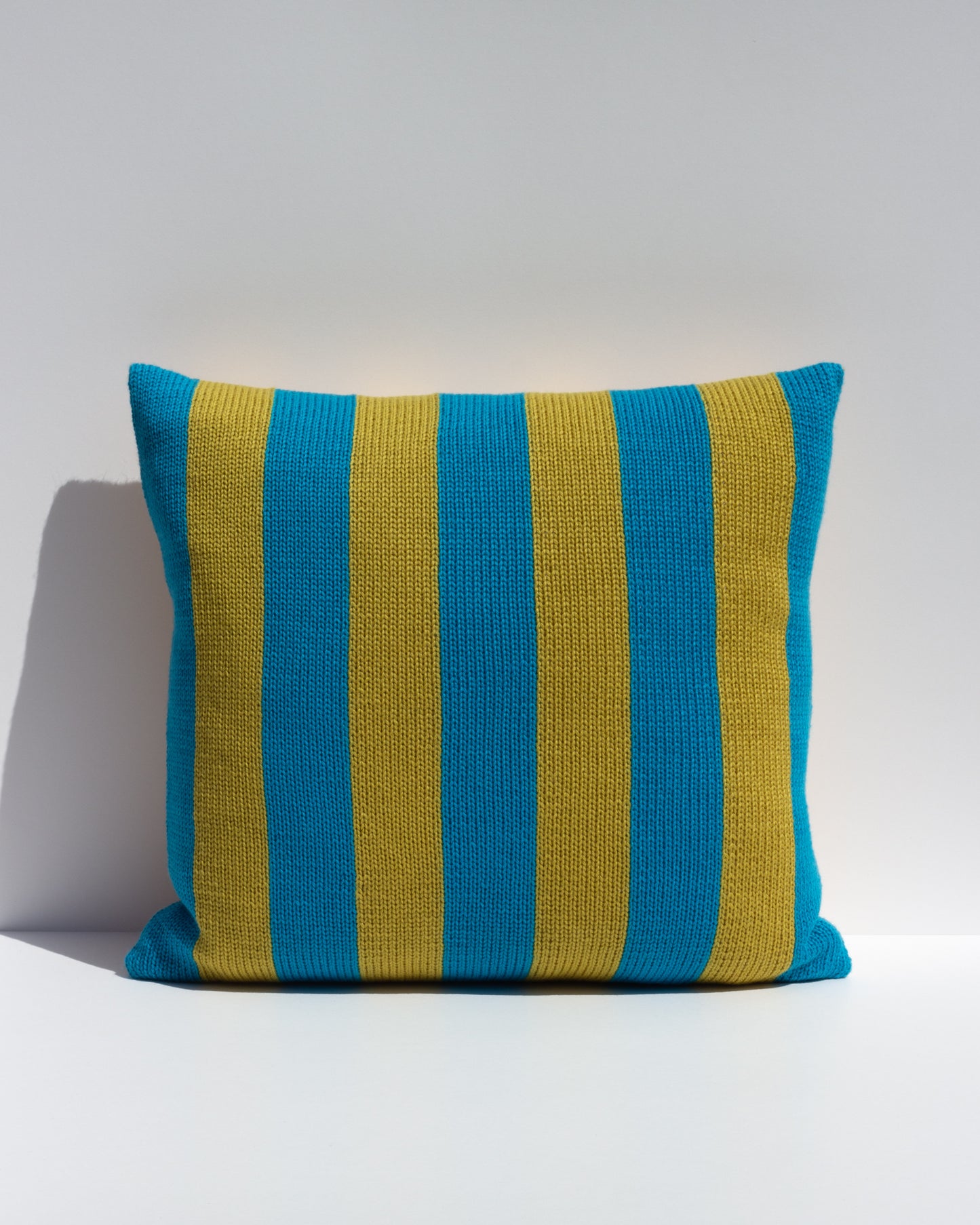 Margot & Me | Home Collection 2020 | Strickkissen Stripes aus Merinowolle 35x35cm |Â Vorderseite